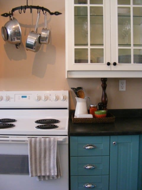 Stovetop-and-countertop-with-new-Kitchen-Cabinets
