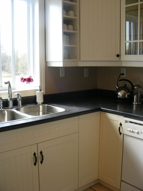 clean-white-kitchen-cabinet-and-countertops