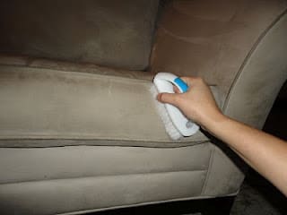 cleaning-microfiber-sofa-with-brush