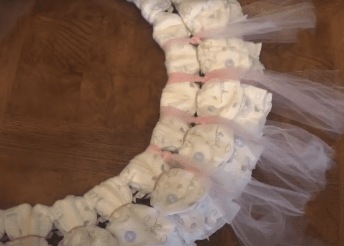 easy-diaper-wreath-for-new-baby