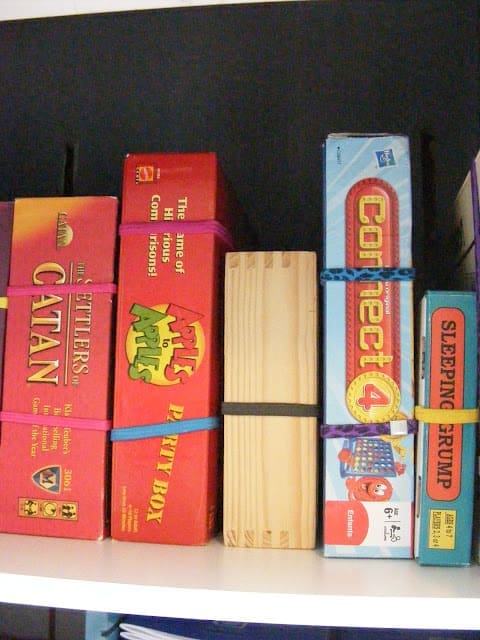 organize-boardgames-with-elastic-bands