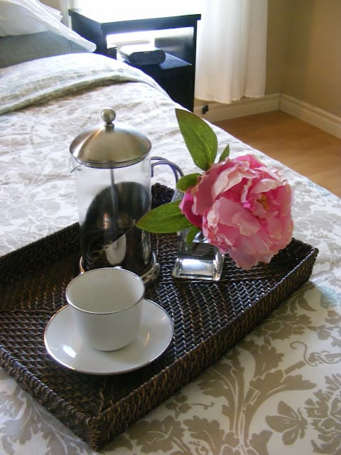 tray-with-flower-on-bed